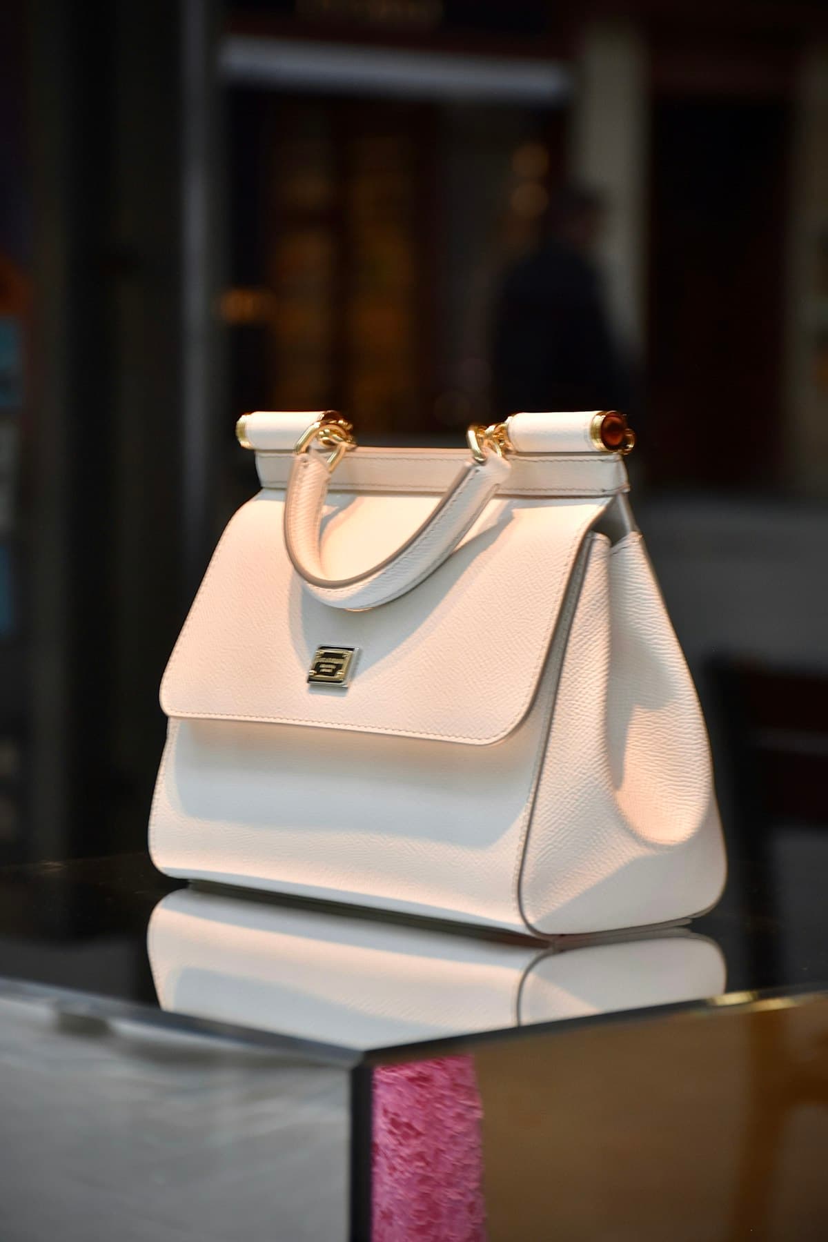 Elegant handbag display